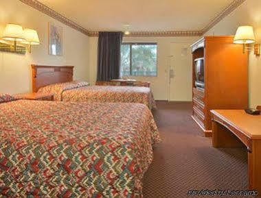Super 8 By Wyndham Upland Ontario Ca Hotel Exterior foto